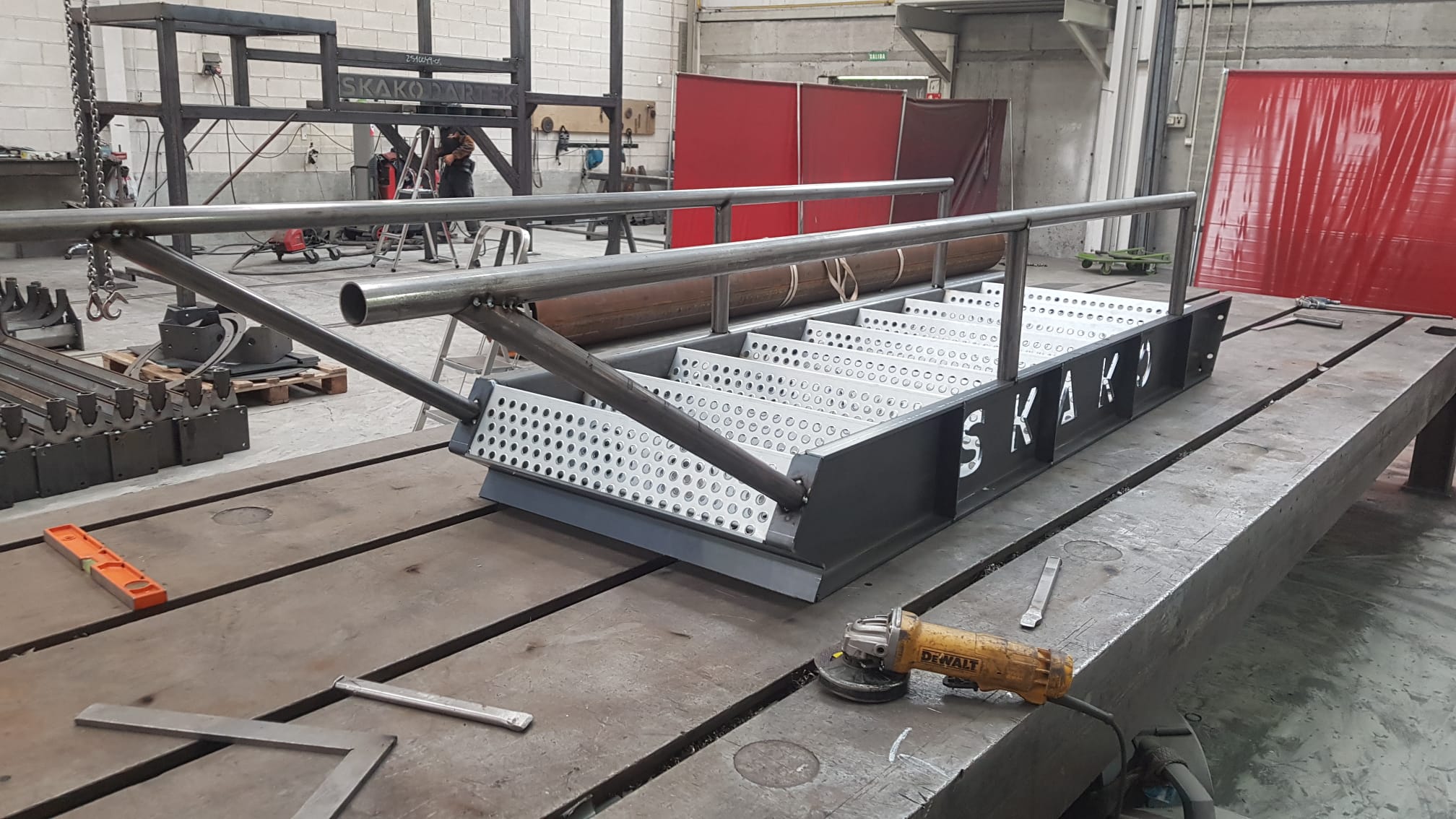 Escaleras metálicas con peldaños antideslizantes y estructuras profesionales en Guipúzcoa